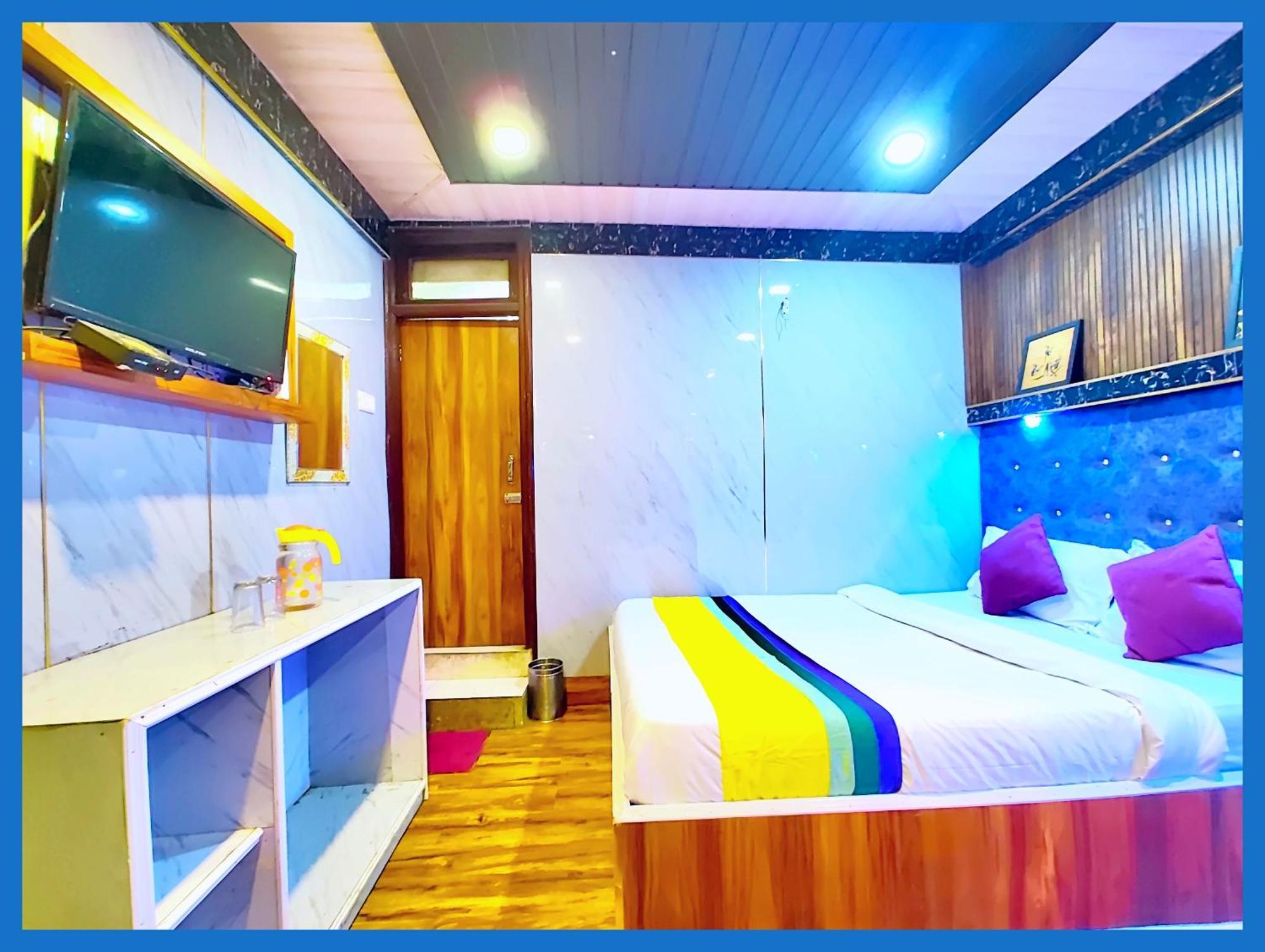 Flattiess ! Hotel Near Mall Road - Open Sitting Area On Terrace With Full Naini Lake View And Mountain Valley View - Wi Fi - Room Service Available - Top Rated Hotel Nainital Dış mekan fotoğraf